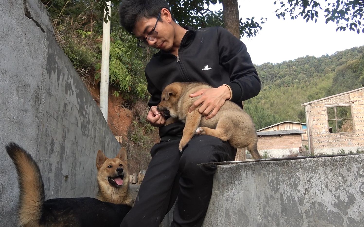 金洋兄弟看到哥哥煮了一锅鸭肉我就烤点鸡爪顺便拿点鸭肉