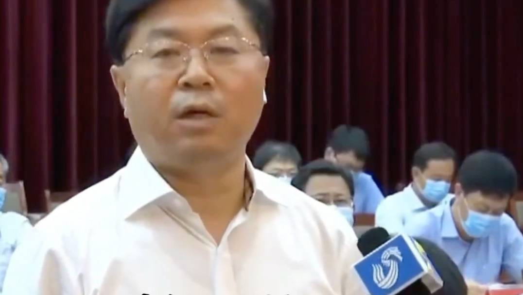 台上你可以叫我主持人，出门你得叫我中央督导组同志！