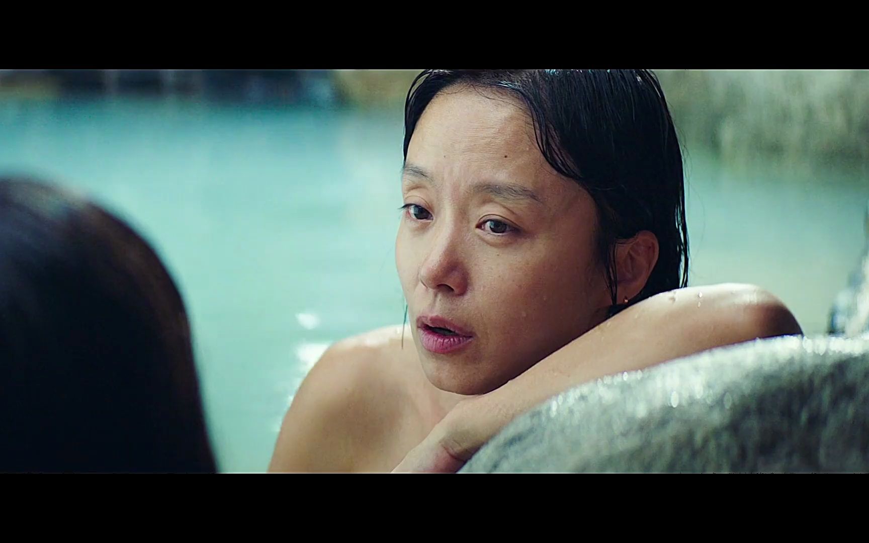 韩国悬疑惊悚片《抓住救命稻草的野兽们》诠释了当下生活