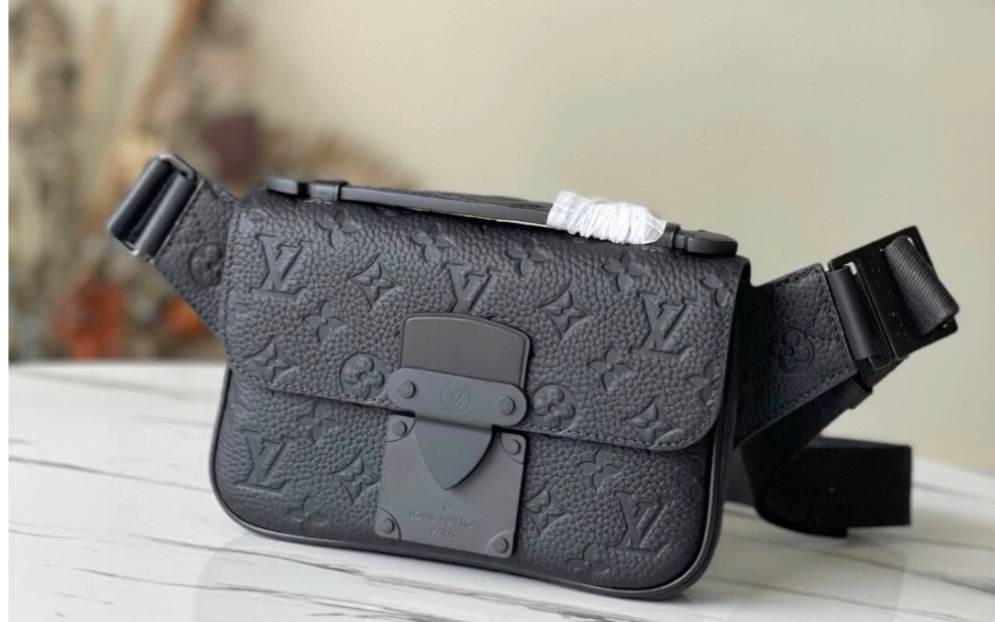 盘点一下高仿lv路易威登m58487 此新款 s lock sling 手袋由 monogram