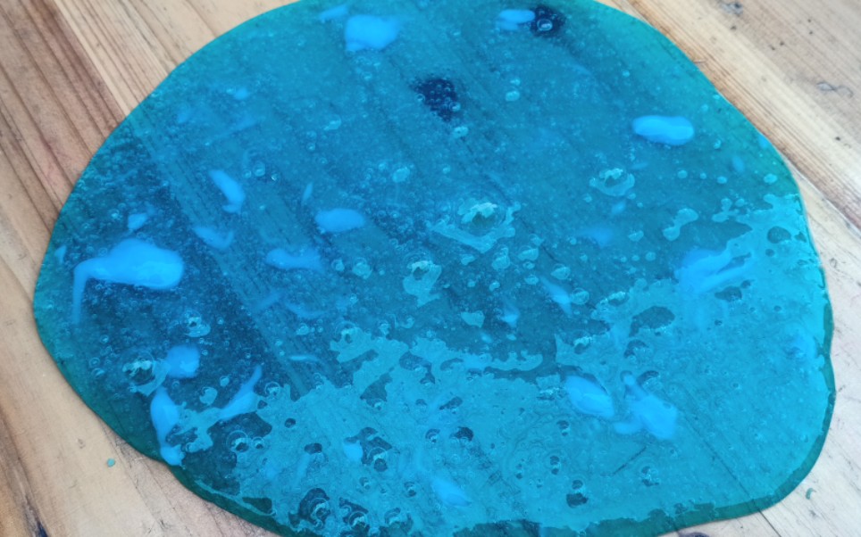 小男孩在家挑战做假水这次听网友的用开水真的成功了无硼砂