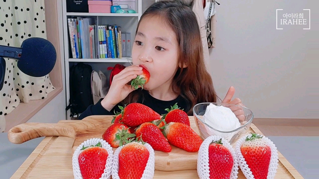 irahee 超可爱韩国小妹妹吃好大好大的草莓_哔哩哔哩_bilibili