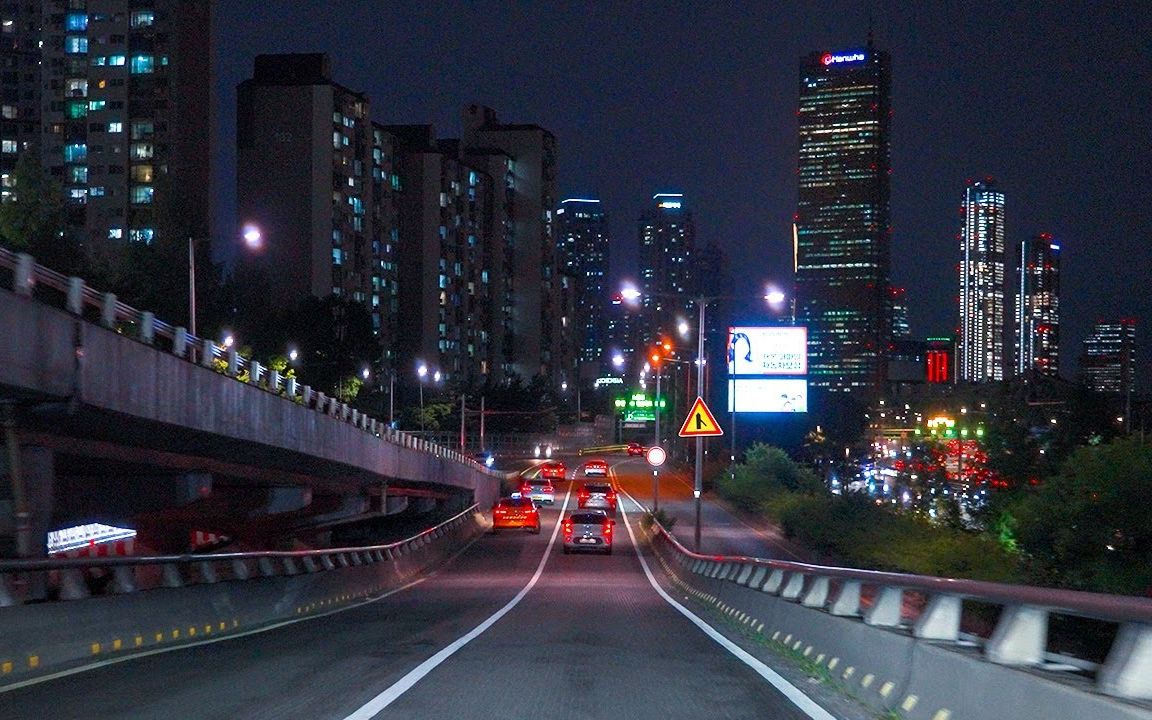 夜晚行驶在首尔城市江南绕城高速公路