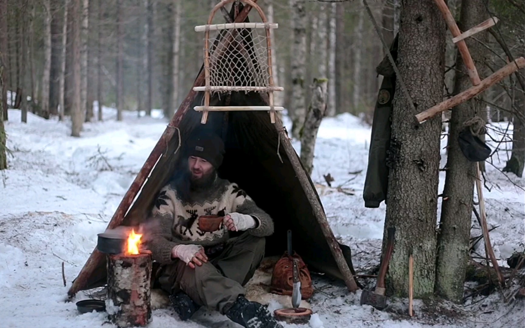 寒带地区针叶林露营旅行过夜,使用帆布快捷搭建庇护所小屋,手工制作