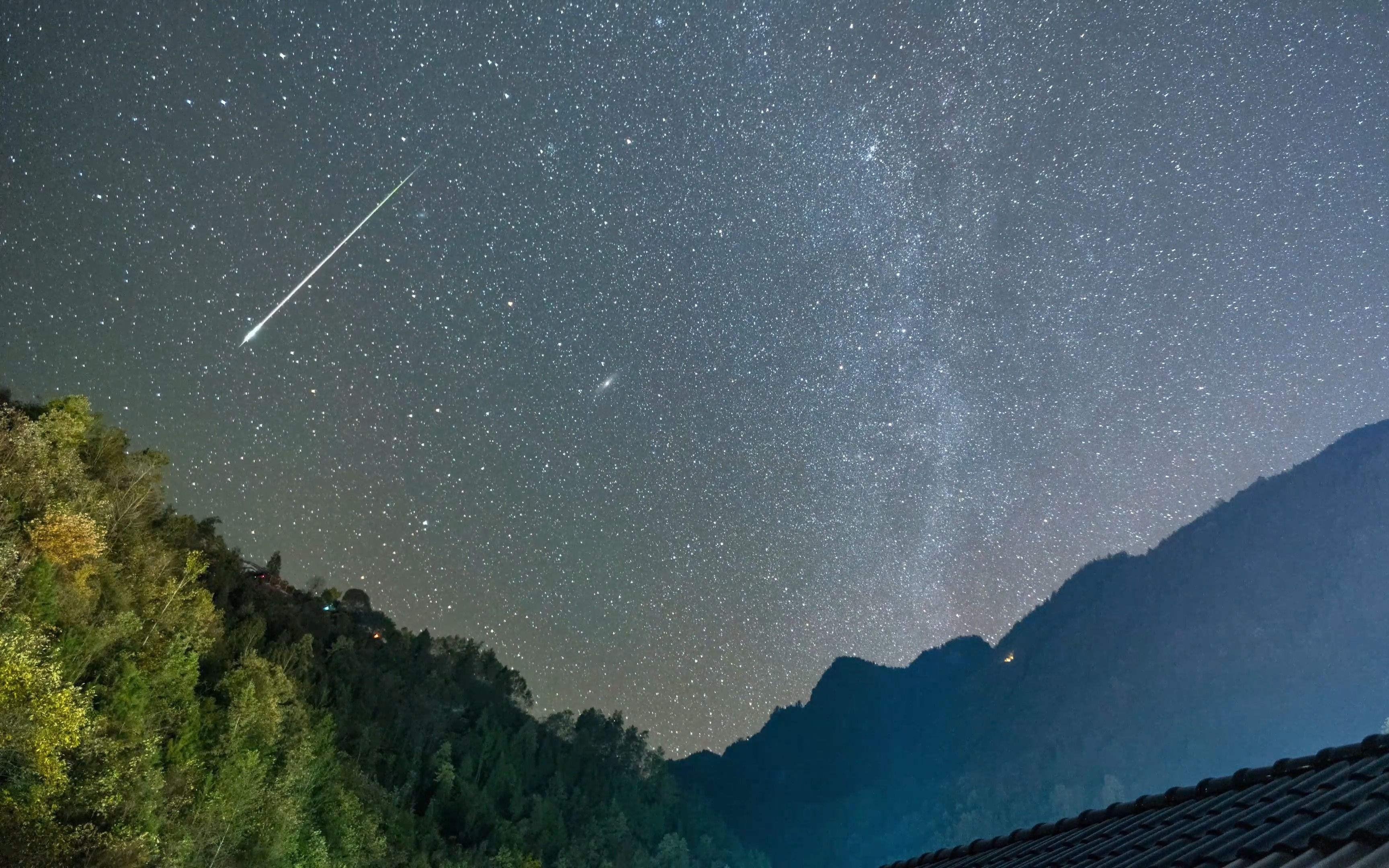 屋顶星空延时摄影偶遇流星:那一刹那,宇宙的浪漫哔哩哔哩bilibili