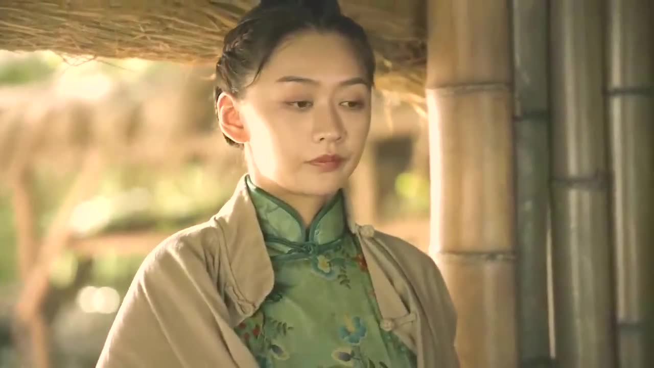 虎胆巍城:女土匪看上了我军政委,穿旗袍让自己有女人味,好看了