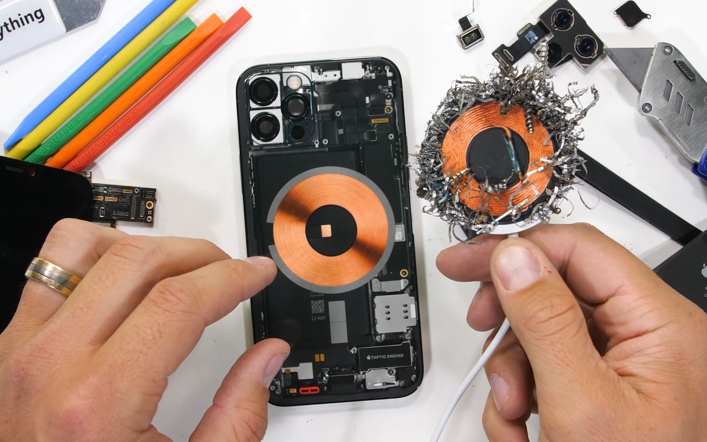 油管搬运iphone12pro拆解磁铁去哪儿