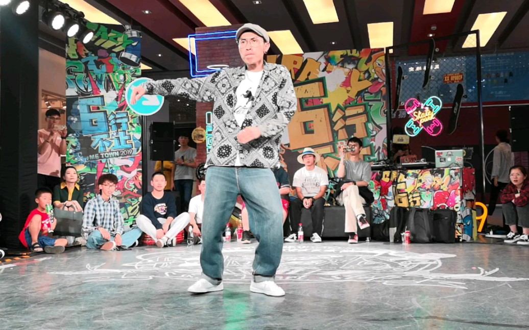 这就是街舞第二季选手云南popping力量描声舞代表峰儿裁判秀