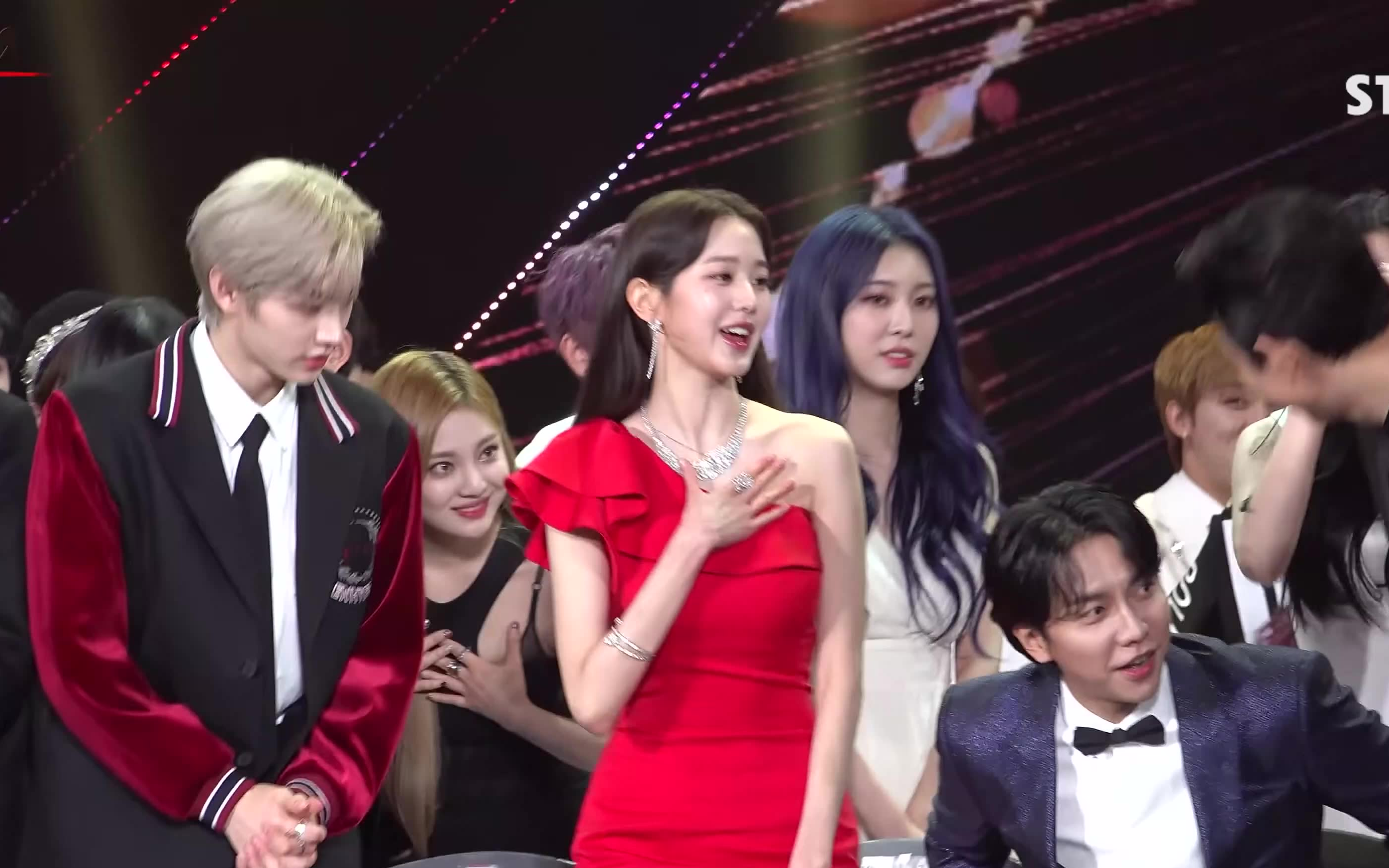 【张元英】红裙女明星花絮 aaa颁奖礼张元英cut