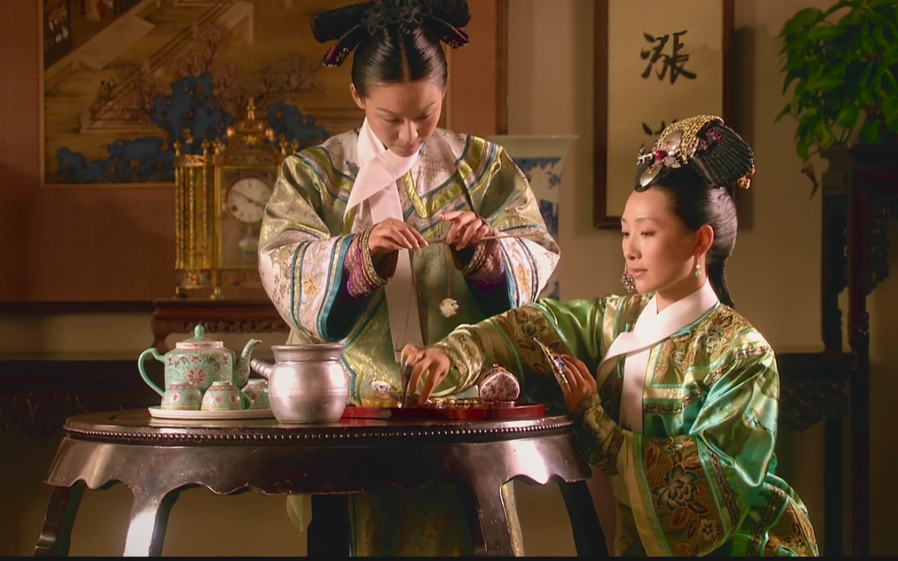 在安陵容的延禧宫过一天 制香 唱跳 送舒痕胶 涂纤润膏 用息肌丸 苦练