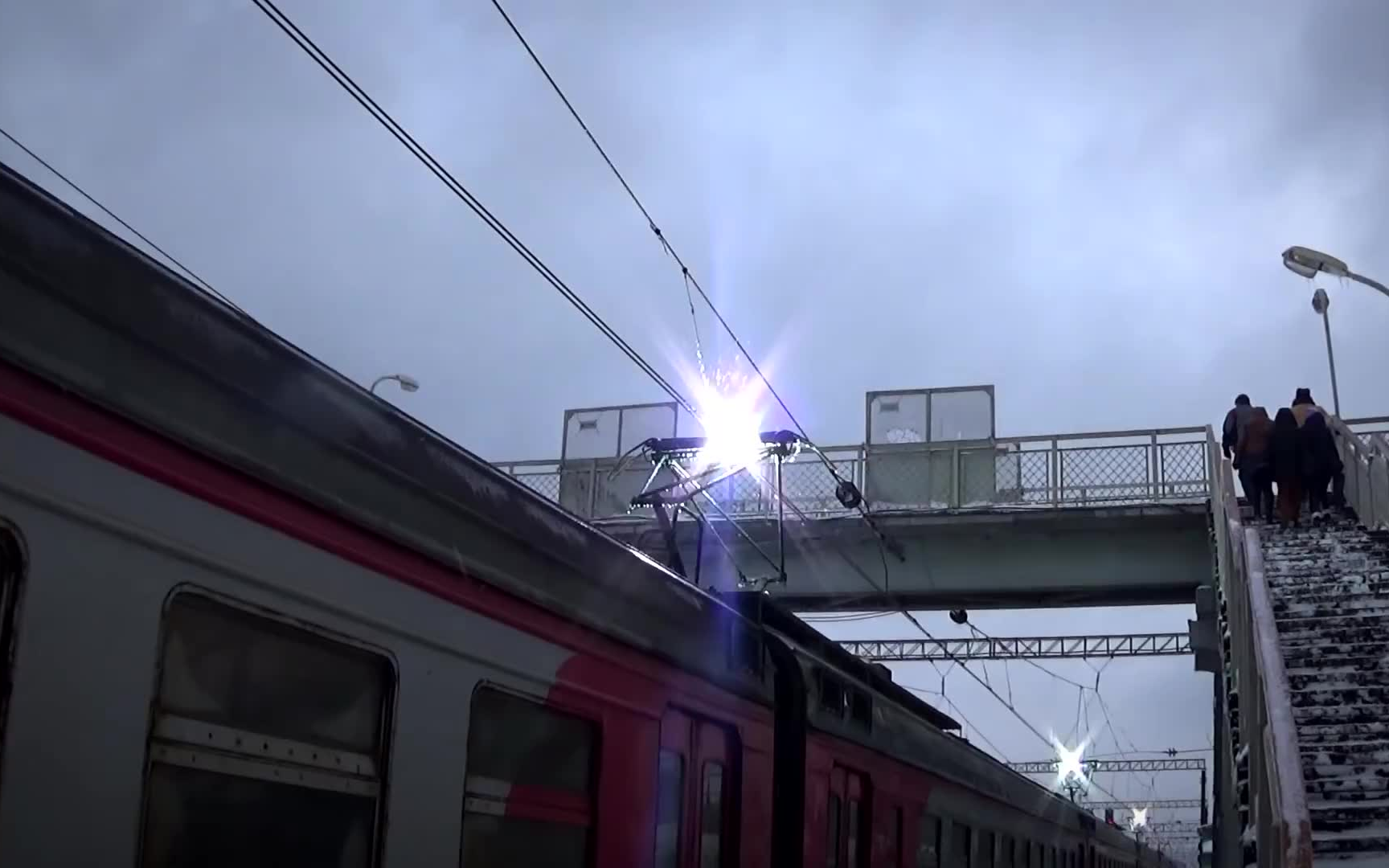 接触网结冰导致电车接收器产生火花