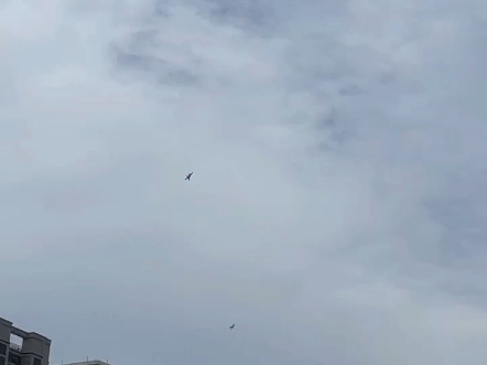 天空中出现两架战斗机