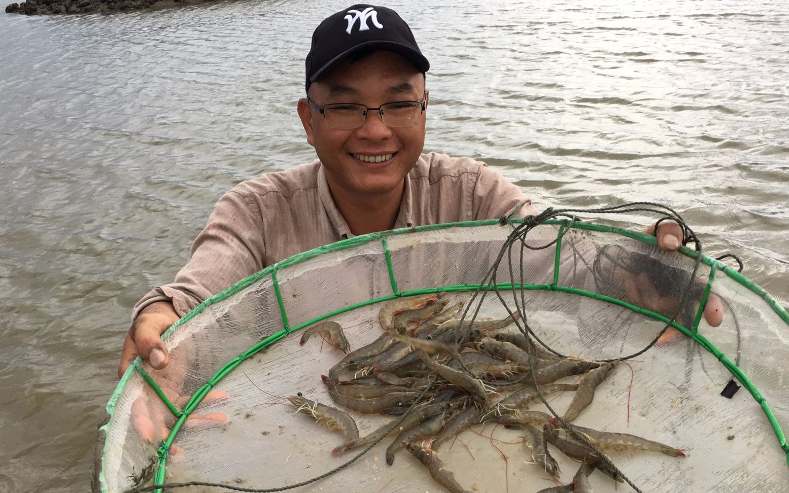 vlog闲牛冒雨到海沟里赶海用奇葩工具抓海虾效果太好了