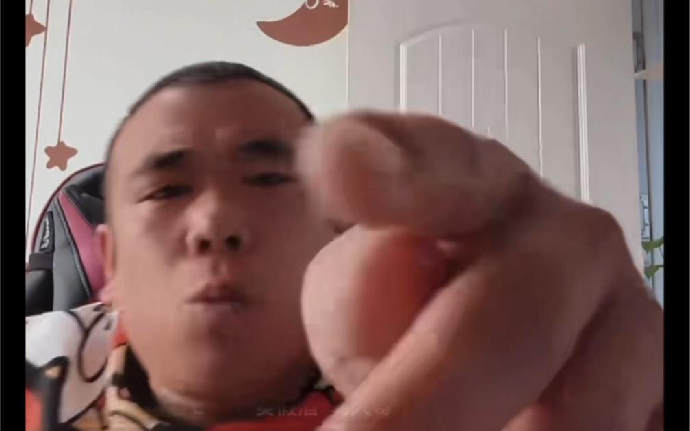 斗鱼主播小黑亮亮之黑篮表示除直播两号以外目前有四个号正在拍段子并