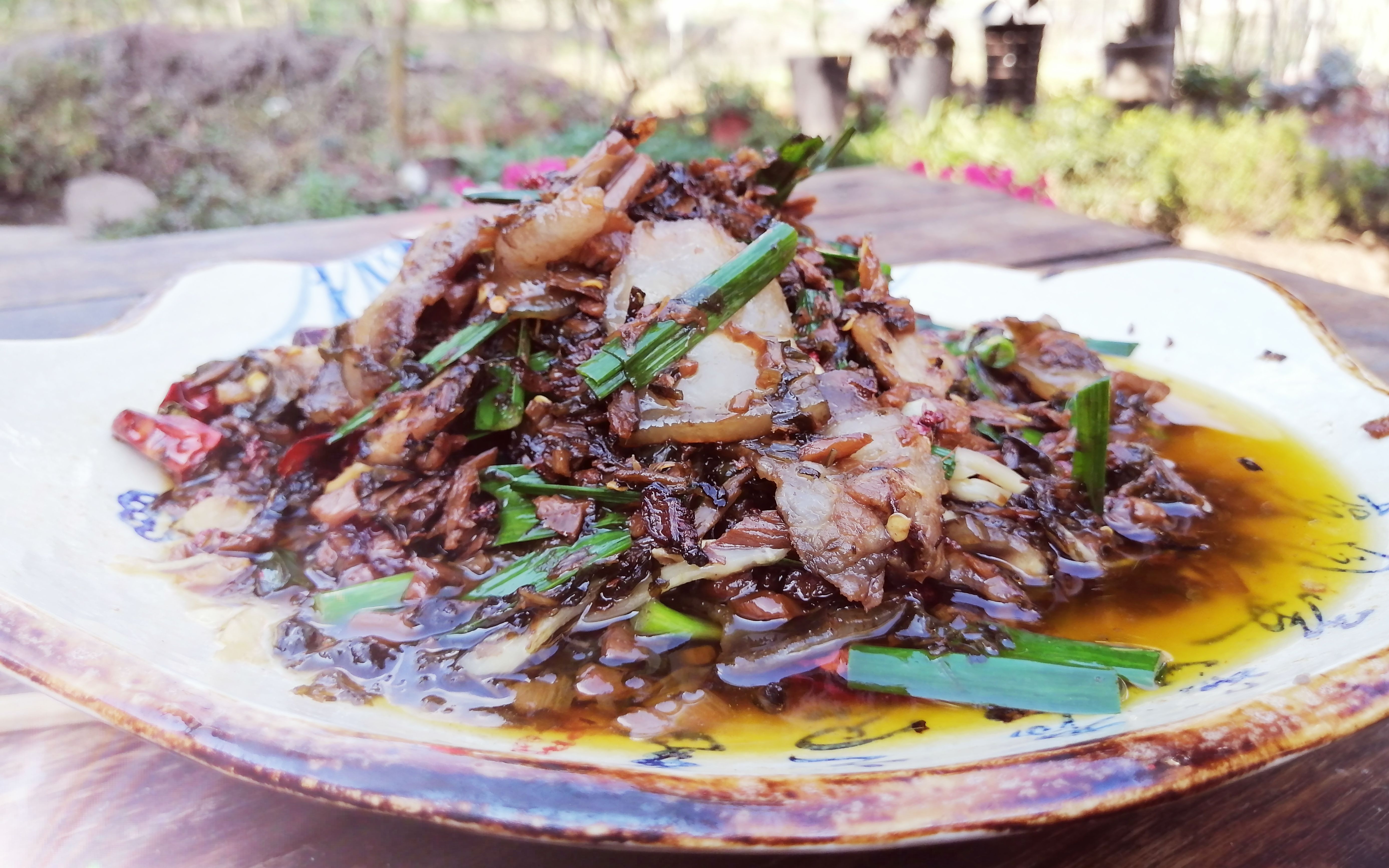 农村特色菜:幺妹儿给朋友们分享盐菜最家常的吃法 盐菜炒回锅肉