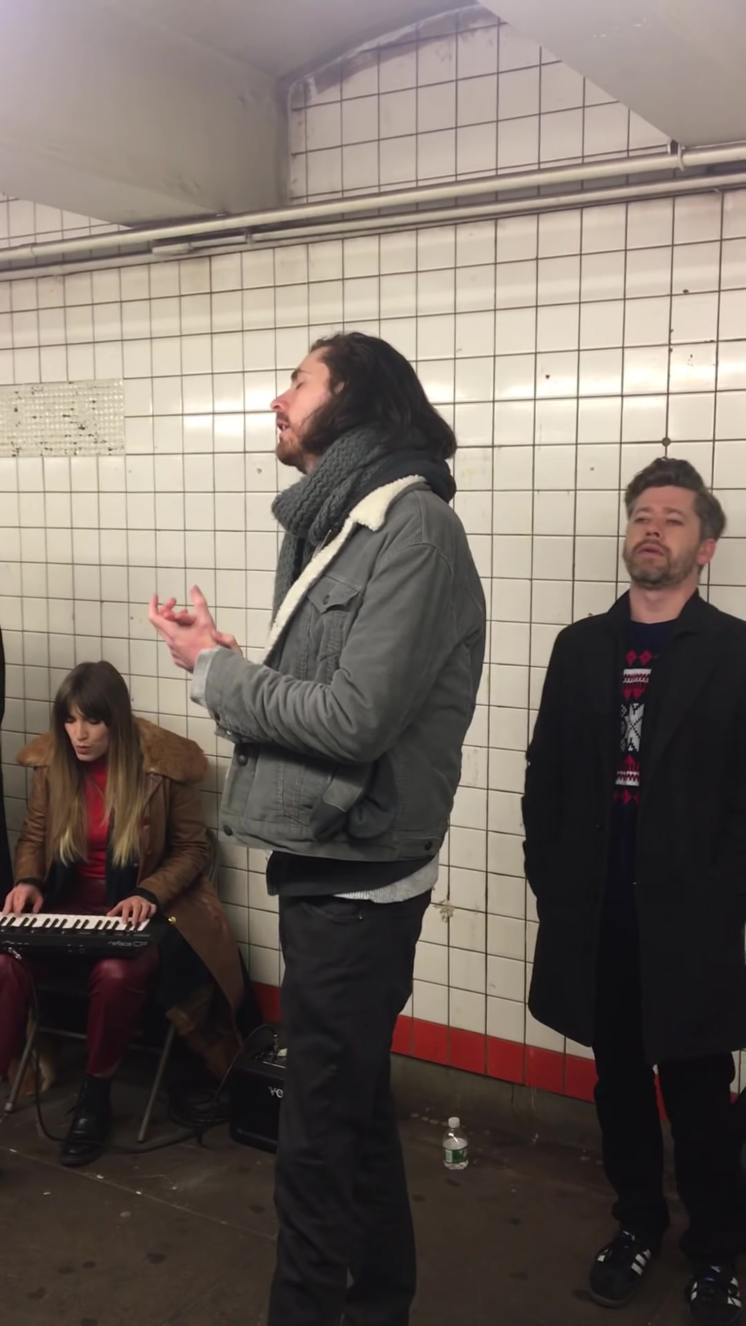 [图]Hozier - Take Me To Church (Pop-Up Show in NYC Subway) - YouTube