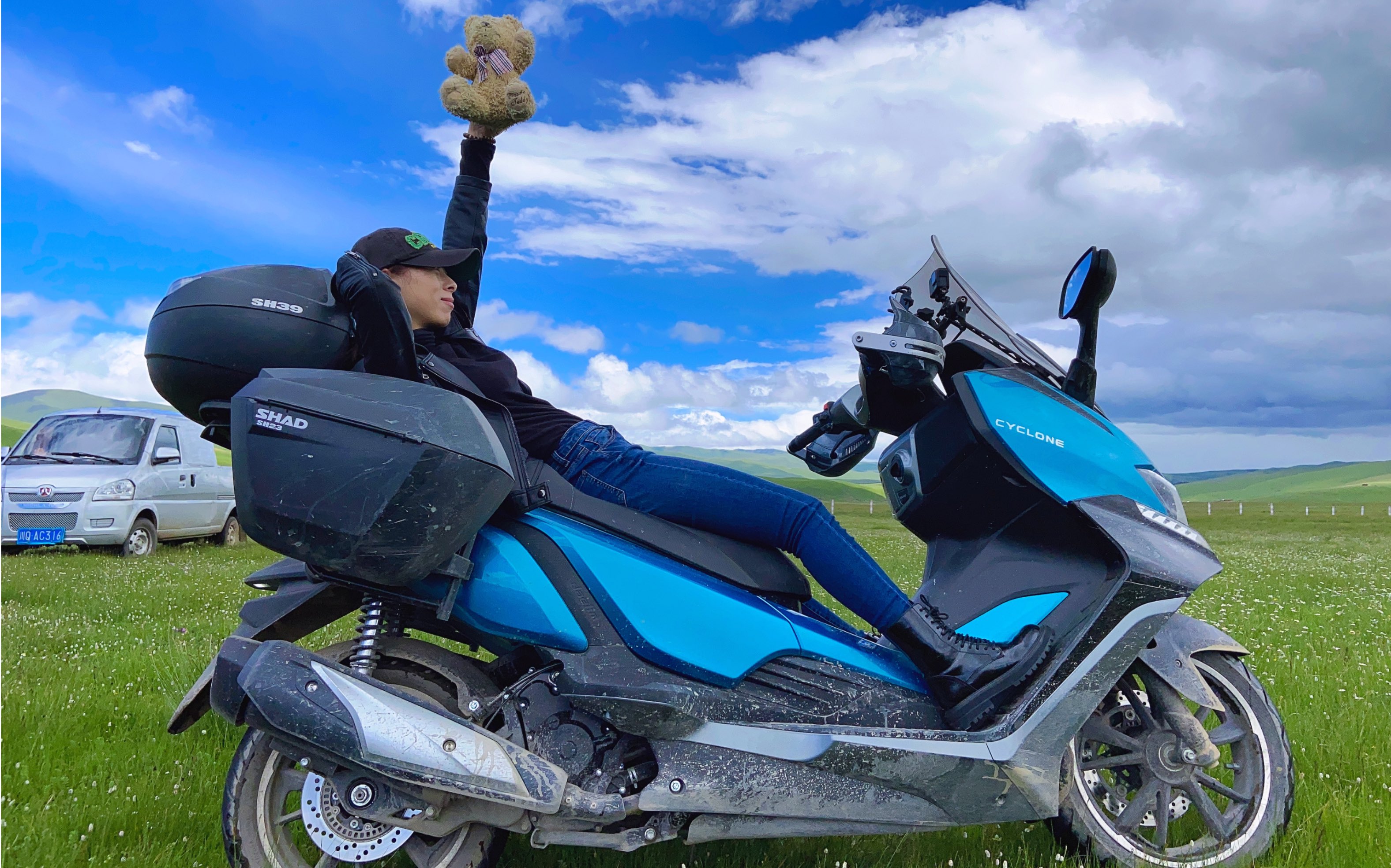 女骑士踏板车摩旅环中国被烂路吓哭哭就代表懦弱笑就一定坚强那些嘲笑