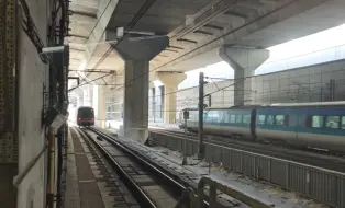 Video herunterladen: 【港铁MTR】南昌站四车交汇！东涌线两列K-train双向进出站 机场快线A-train双向高速会车