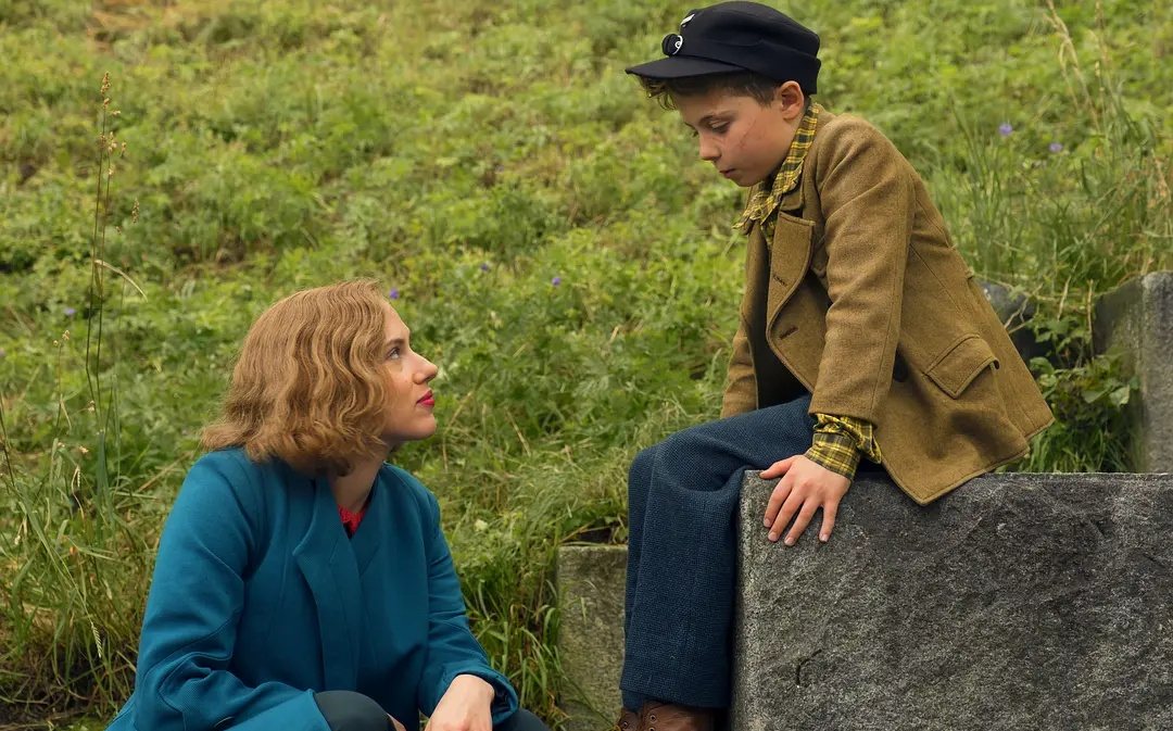 《乔乔兔》拆开二十世纪共产主义的童话/电影批评/影片精读