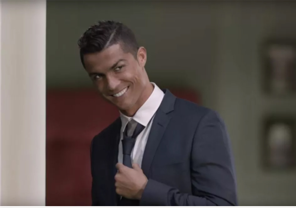 c罗经典奇葩广告 隔空撩美女结果