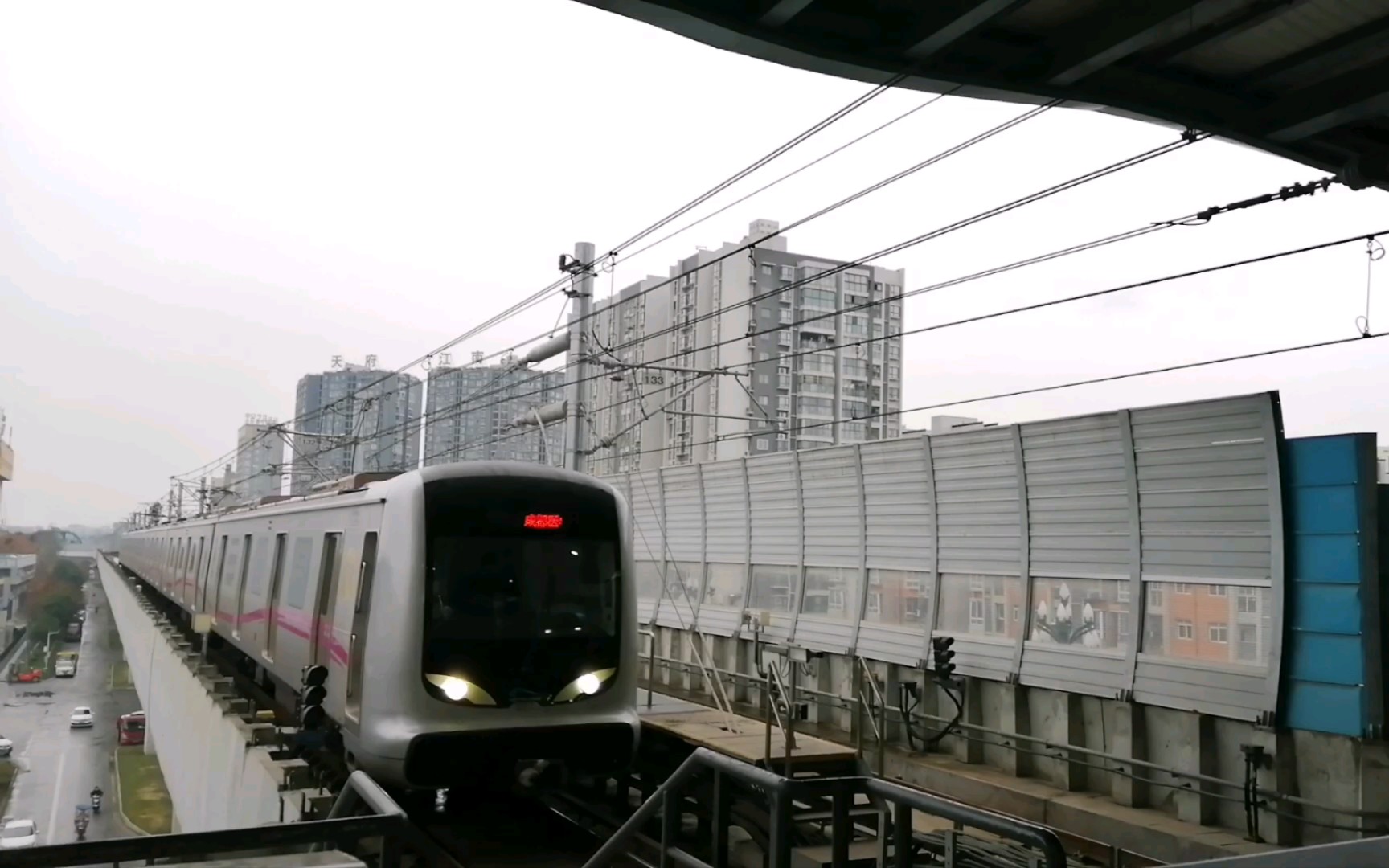 成都地铁3号线高架进出站