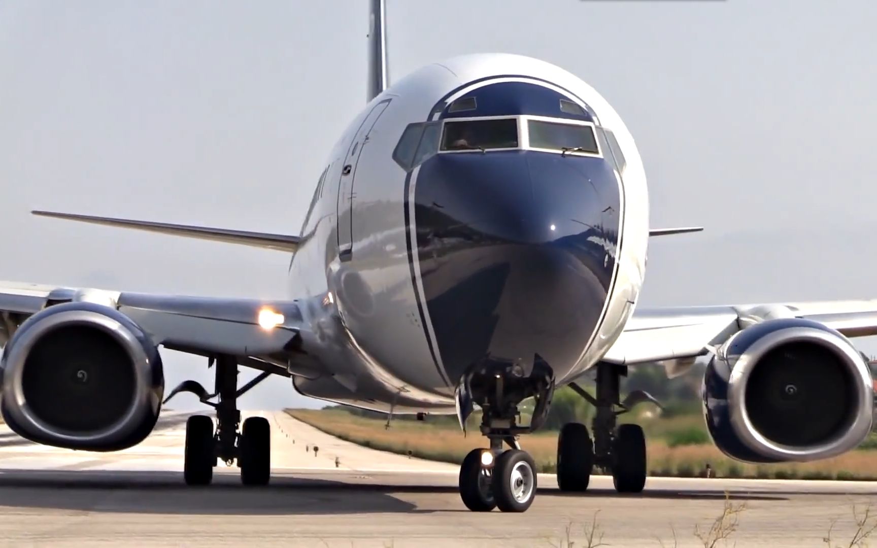 波音737800起飞喷气式飞机疯狂斯基亚托斯机场专机