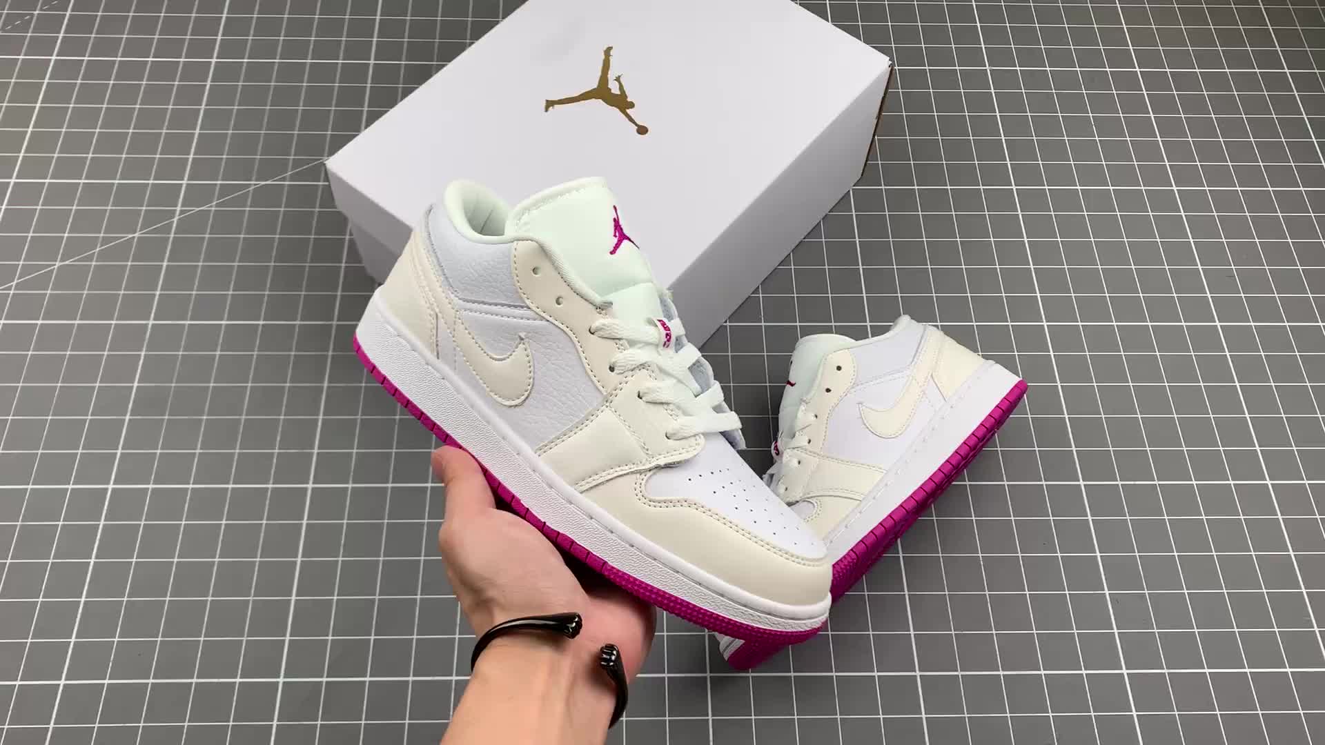 airjordan1low白粉变色龙低帮aj1乔1低帮休闲板鞋同步官配色sb5o