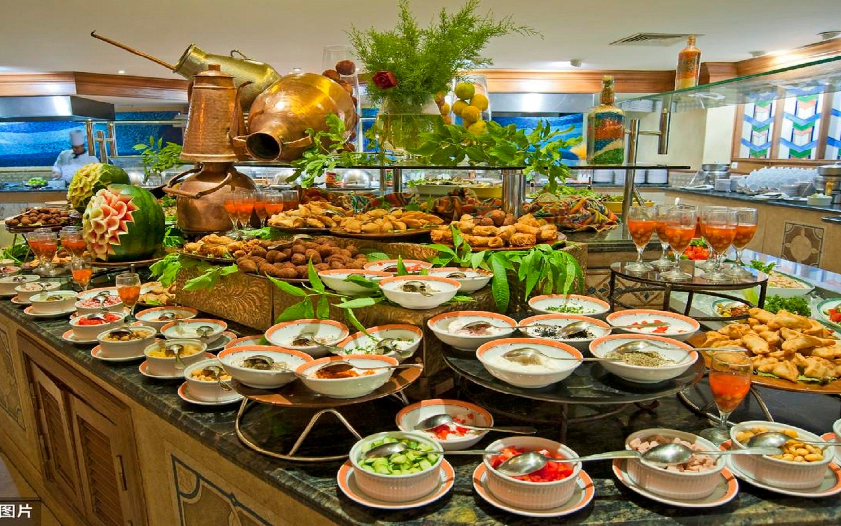 自助餐为什么一吃就饱?餐厅员工透露:都是套路,难怪吃不回本