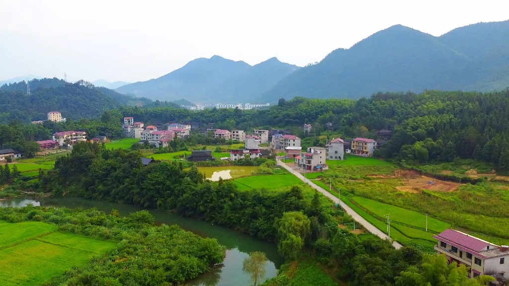 [图]飞过田野，飞过村庄，俯瞰由湖南师范大学精准扶贫援助的邵阳绥宁关峡苗族乡插柳村新貌