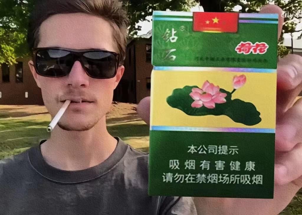 手拿利群的照片图片