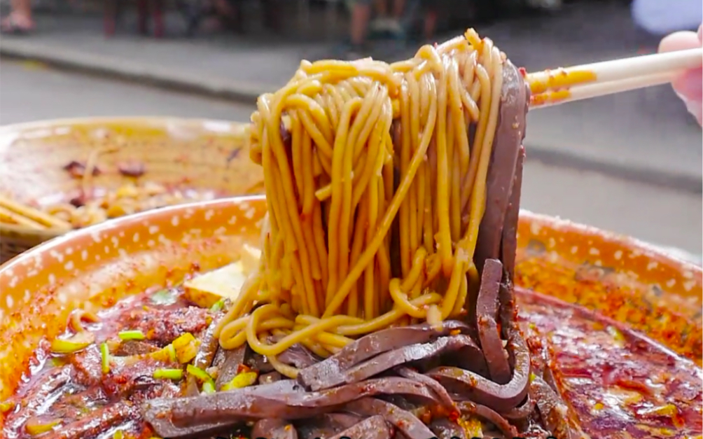 12一大碗的羊血饸饹,吃了几十年还是这个麻辣香滑的味儿!
