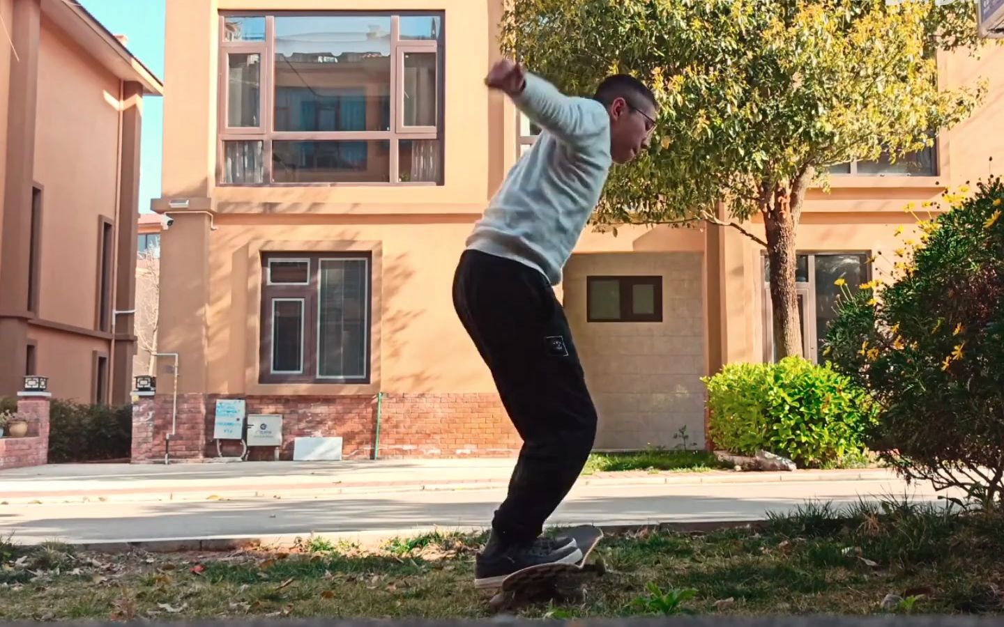 (卡点)练习滑板豚跳 (ollie) 的第一天,拍个视频纪念一下