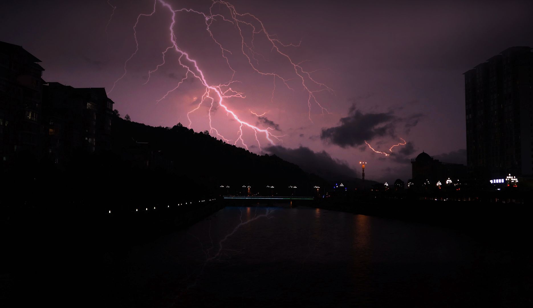 山区县城夜晚雷雨声,电闪雷鸣下雨声,雷暴雨,助眠雨声