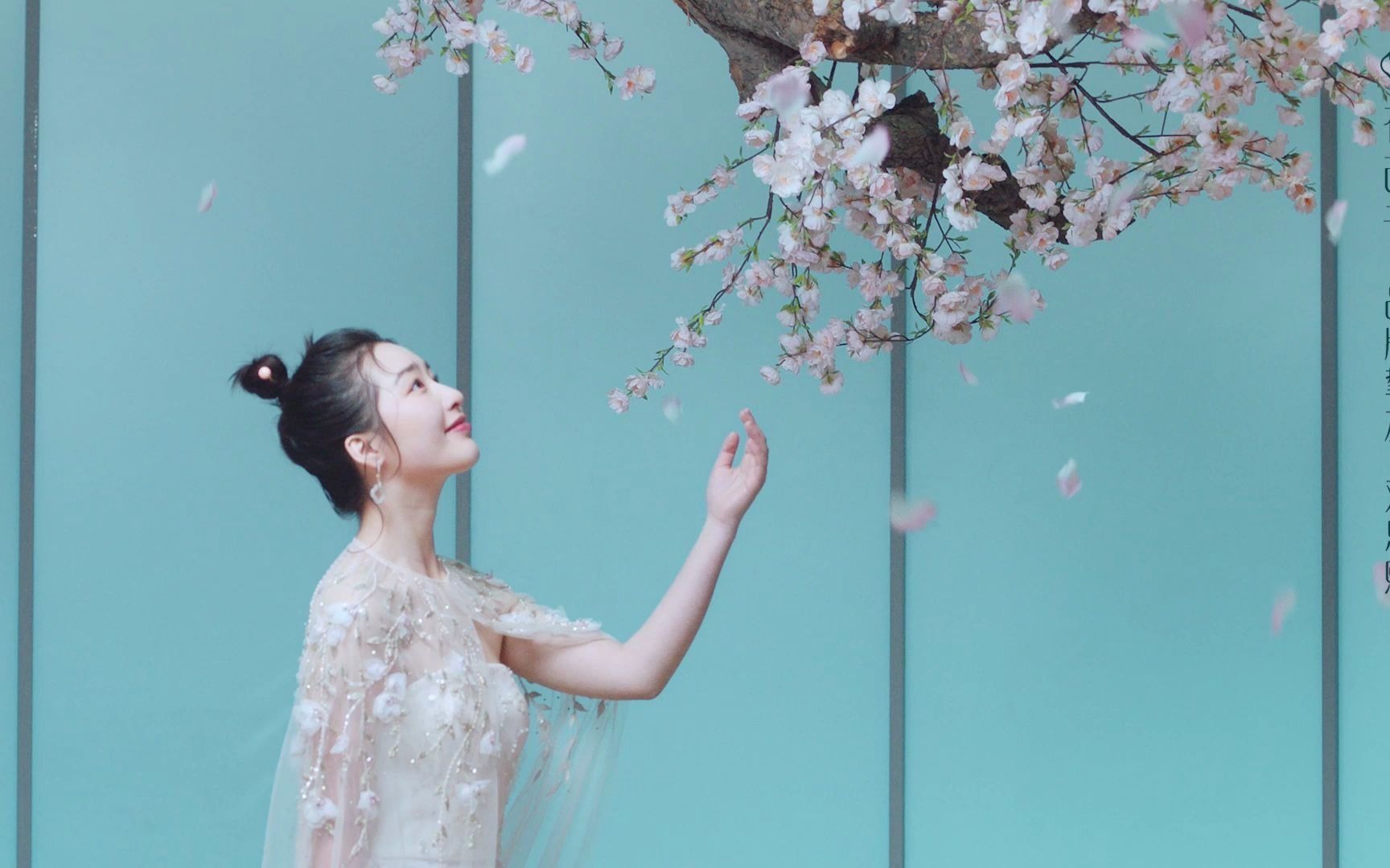 【花西子】邓恩熙|空气蜜粉轻盈无感,一拍开启"柔焦滤镜",伴你无"油"