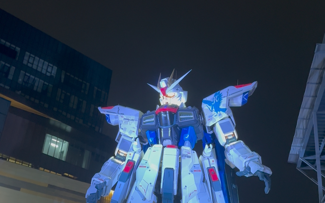 上海金桥 lalaport 自由高达模型