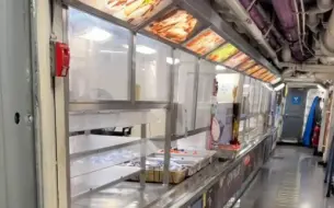 Скачать видео: 美国海军舰艇食堂的零食区，从饮料、面包、水果到甜点一应俱全