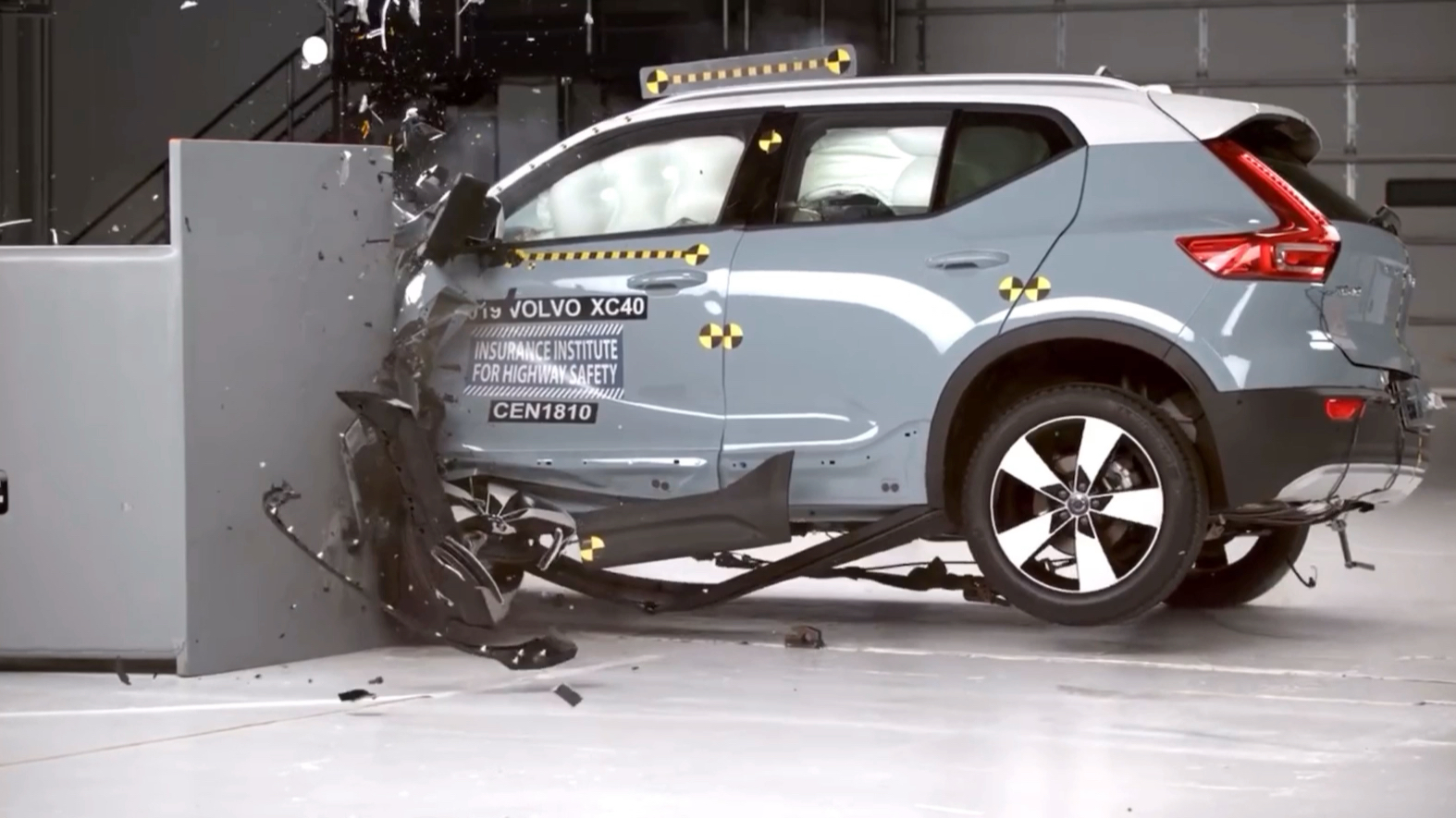 美国iihs碰撞测试机构测试2019款美版沃尔沃xc4025小面积偏置碰撞