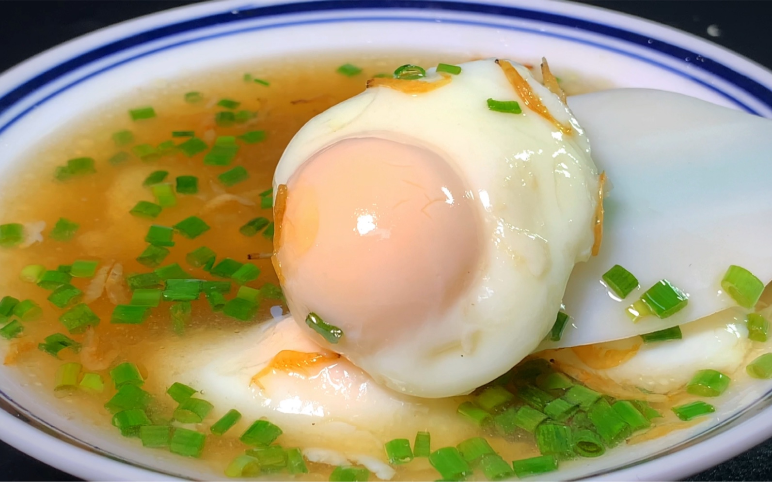水煮荷包蛋这样做才好吃,不散花也不起白沫,鸡蛋完整又漂亮,鲜香滑嫩