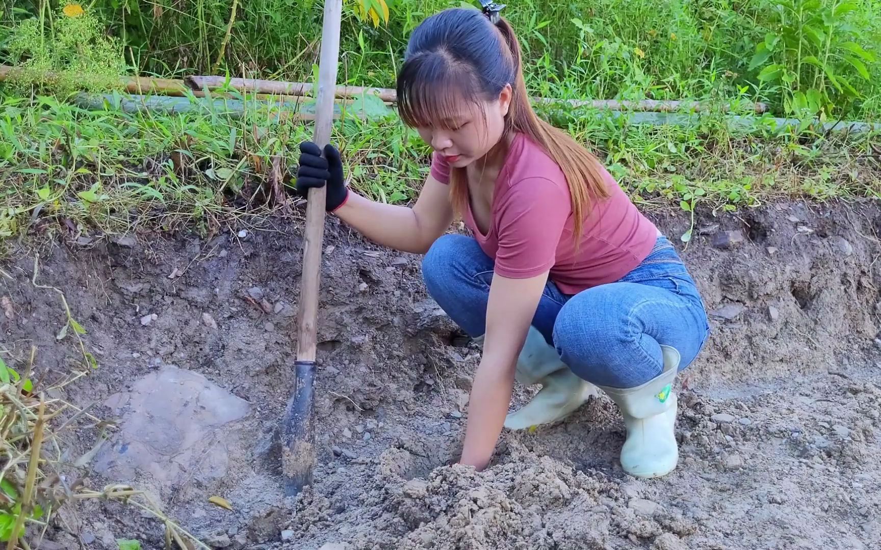 黄姐姐在乡村深山中独居,磨刀进山中用铁丝网搭建的大笼子,她是要干嘛哔哩哔哩bilibili