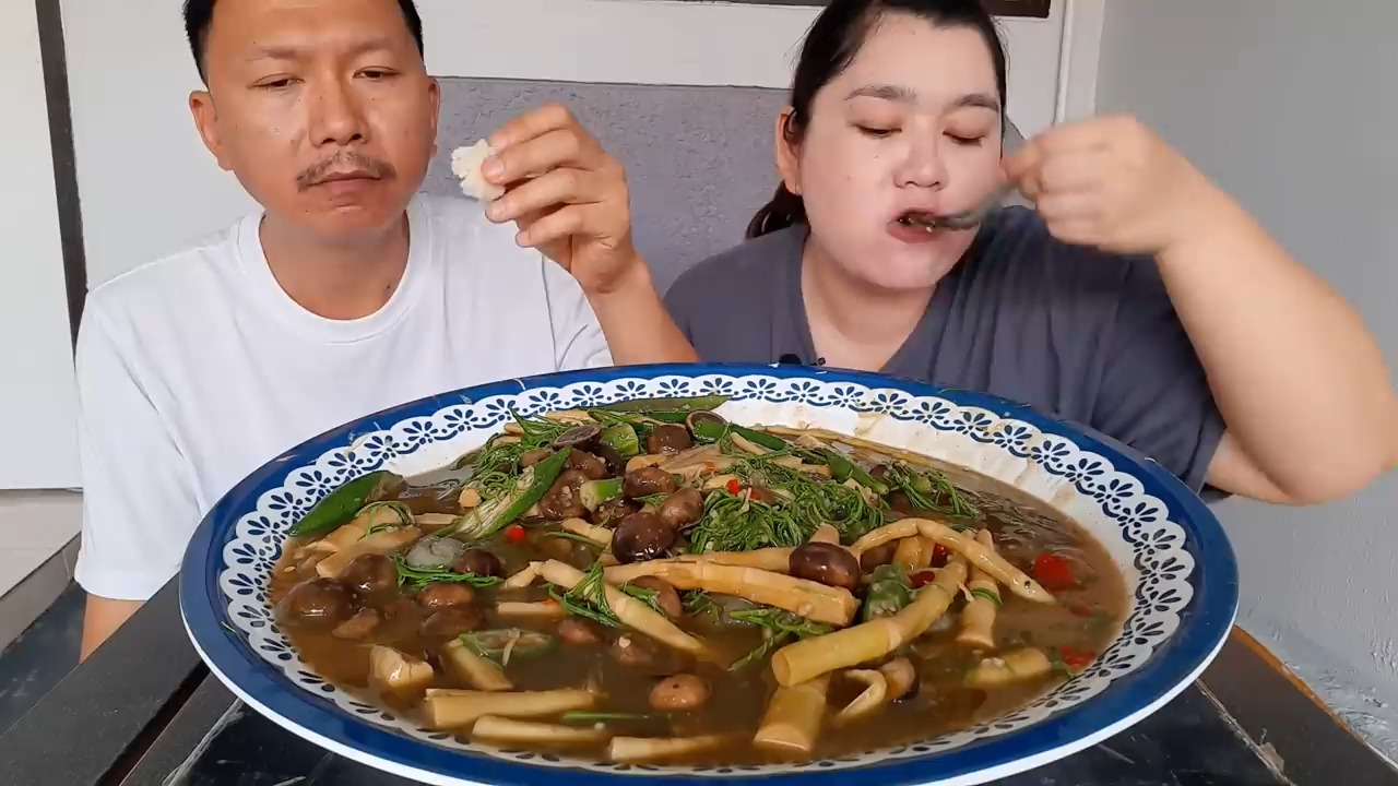 泰国胖妈吃泰式臭鱼酱草菇竹笋沙拉