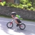 自己骑平衡车去幼儿园 （有多少爸妈看了这个视频让孩子入了车坑）