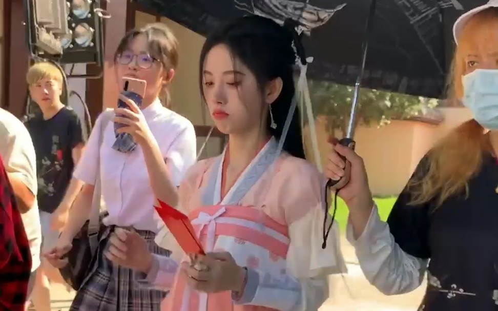 鞠婧祎如意芳霏开机仪式现场