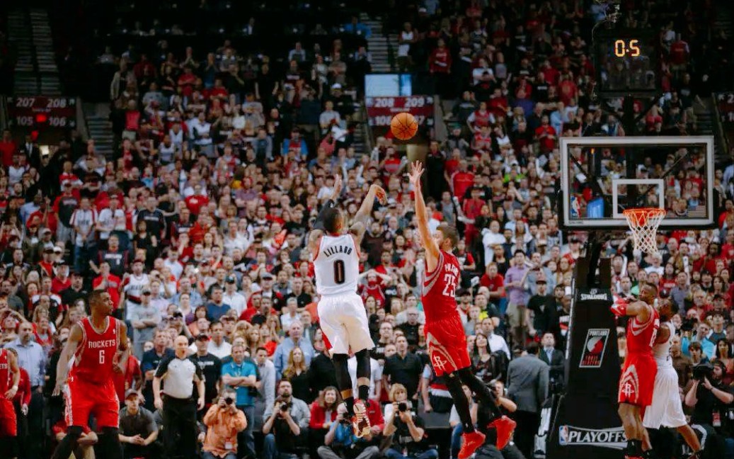 在2k13中用利拉德绝杀朋友的火箭哈登