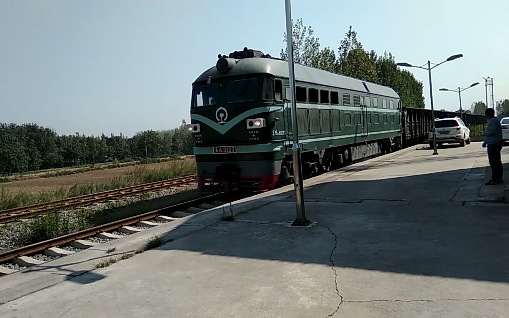 平禹铁路df4-0223牵引敞车通过西贾车站-20181002