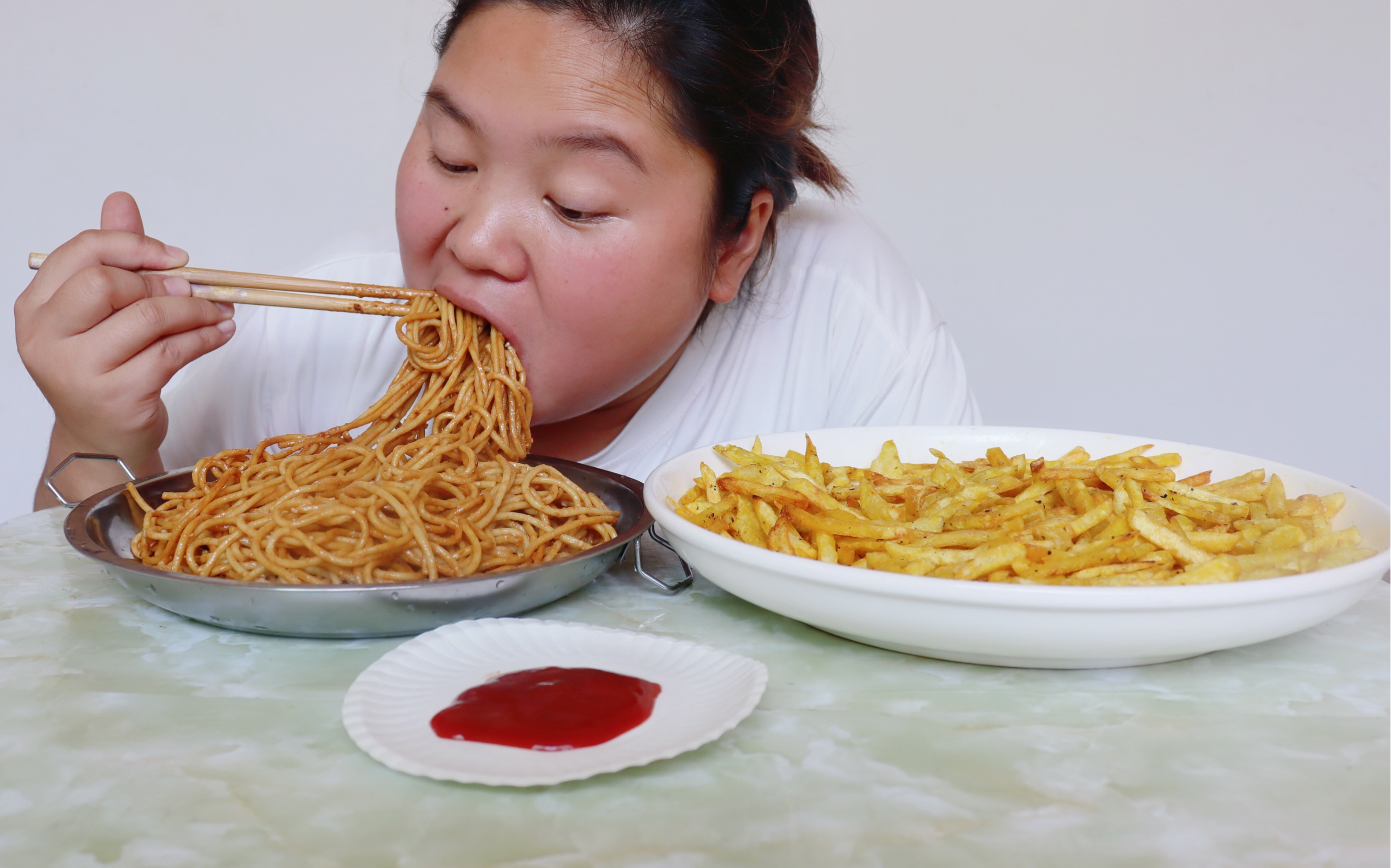 薯条按斤做,小婷今天简单吃顿炸薯条,麻酱面,满足