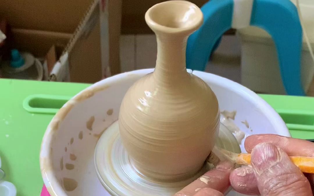手工陶艺创作,小花瓶拉坯制作过程,快来试试吧