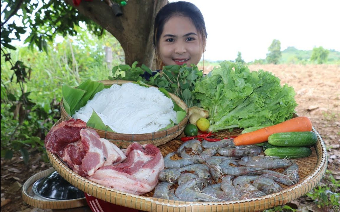 [图]柬埔寨小嫂子的越南春卷，鲜虾猪肉馅儿还自制椰汁，非油炸更健康，UP主推荐减肥妹纸可以买越南春卷卷蔬菜