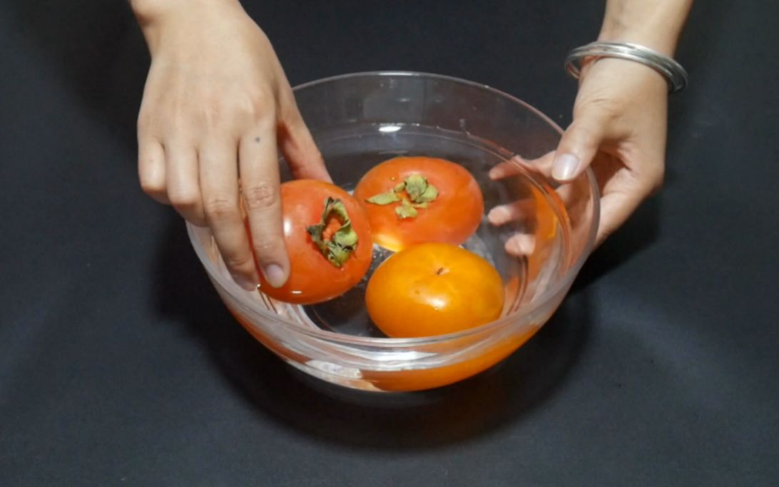 柿子放在水里泡一泡,真是厉害,我也是刚学会,涨知识了_哔哩哔哩 (゜