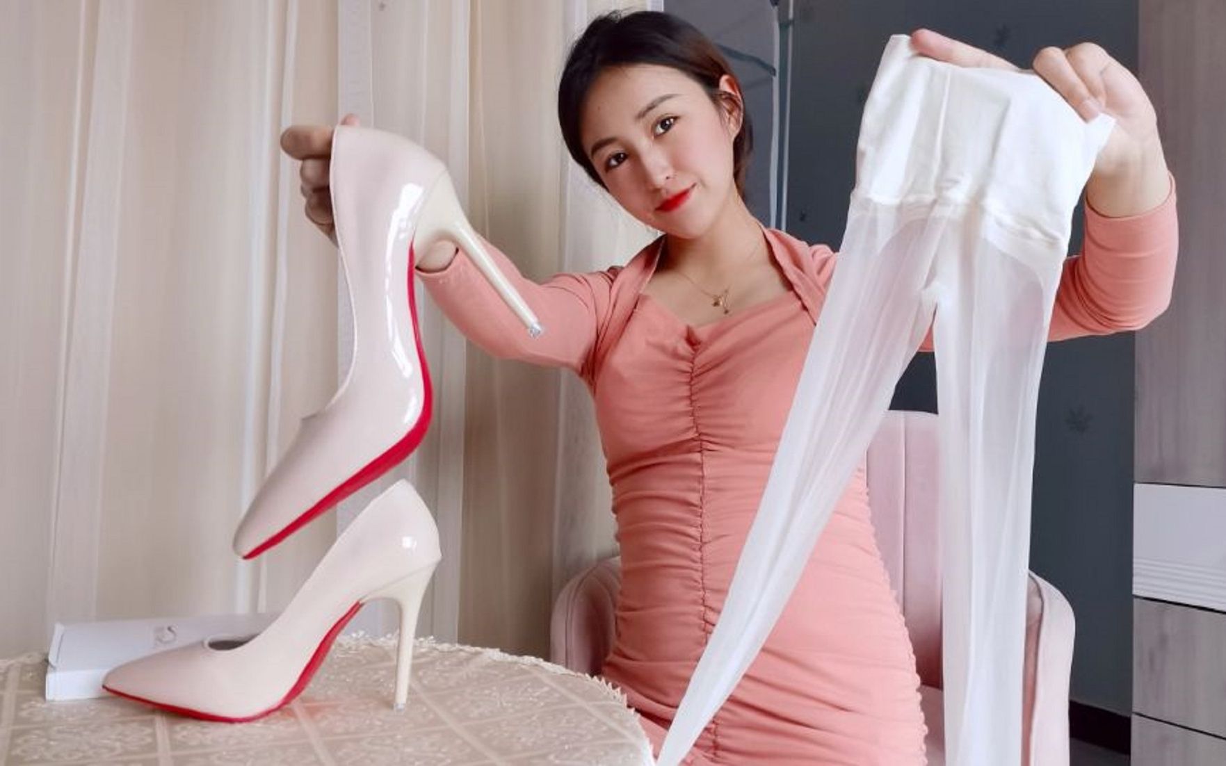 妹子脚踩10cm裸色漆皮高跟鞋,搭配白色丝袜超显成熟!