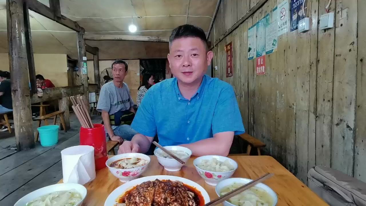 火哥探访雅安火爆四十年老店抄手店,318鸡汤麻辣钵钵鸡再来一碗哔哩哔哩bilibili